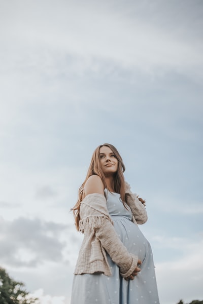 抱着肚子的女人